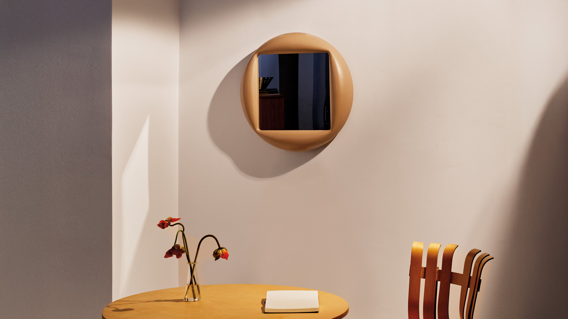 Puffer Mirror, Lifestyle