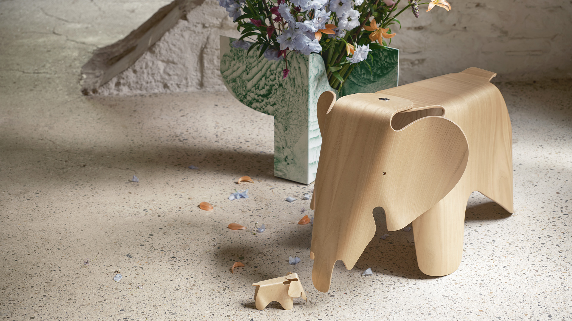 Eames Elephant Plywood, Lifestyle