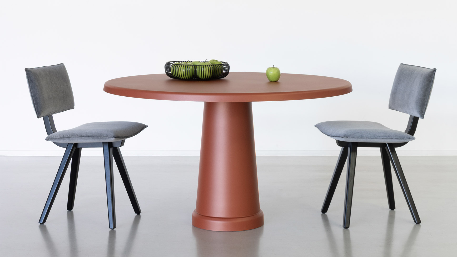 All-Round Table, Lifestyle